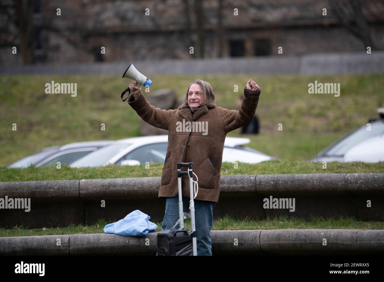 Edinburgh, Schottland, Großbritannien. März 2021, 3rd. Im Bild: Ein Protestor, der sich selbst nennt, schreit „King James“ durch sein tragbares Megaphon vor dem schottischen Parlament. Er sagt: „Schau dir den Zustand an, in dem sich unser Land befindet.“ Er hat eine tragbare boombox getoblaster, die er Karren herum auf einem Trolley Musik spielen. Quelle: Colin Fisher/Alamy Live News Stockfoto