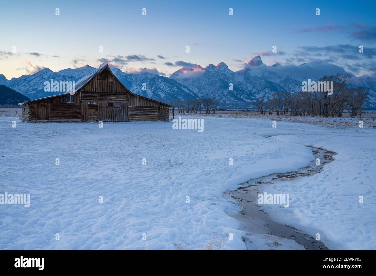 Erstes Licht auf Teton Range bei Molton Barn im Schnee, Grand Teton National Park, Wyoming, Vereinigte Staaten von Amerika, Nordamerika Stockfoto
