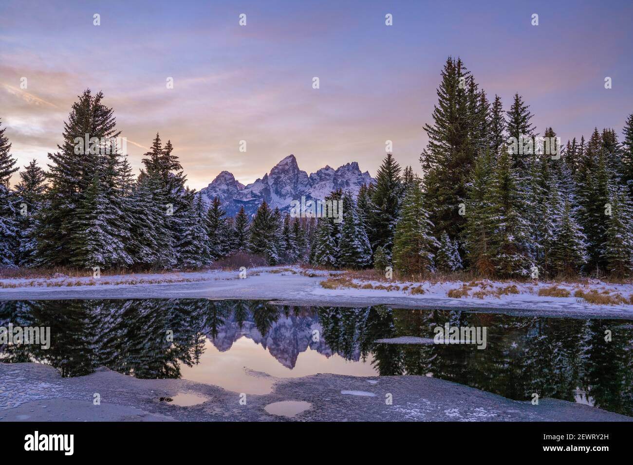Abendlicht und Spiegelung der Teton Range im verschneiten Teich, Grand Teton National Park, Wyoming, Vereinigte Staaten von Amerika, Nordamerika Stockfoto
