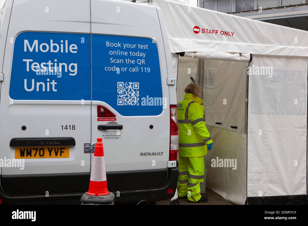 London, Großbritannien, 3. März 2021: Ein Surge-Testzentrum in Lambeth aufgrund eines Falles der südafrikanischen Coronavirus-Variante. Das Zentrum im Bolney Meadows Community Center, zwischen Oval, Stockwell und Vauxhall. Frage: Könnte es sich um die ursprüngliche Infektion im Zusammenhang mit den Surge-Tests im April 2021 in ganz Lambeth und Wandsworth handelt? Anna Watson/Alamy Live News Stockfoto