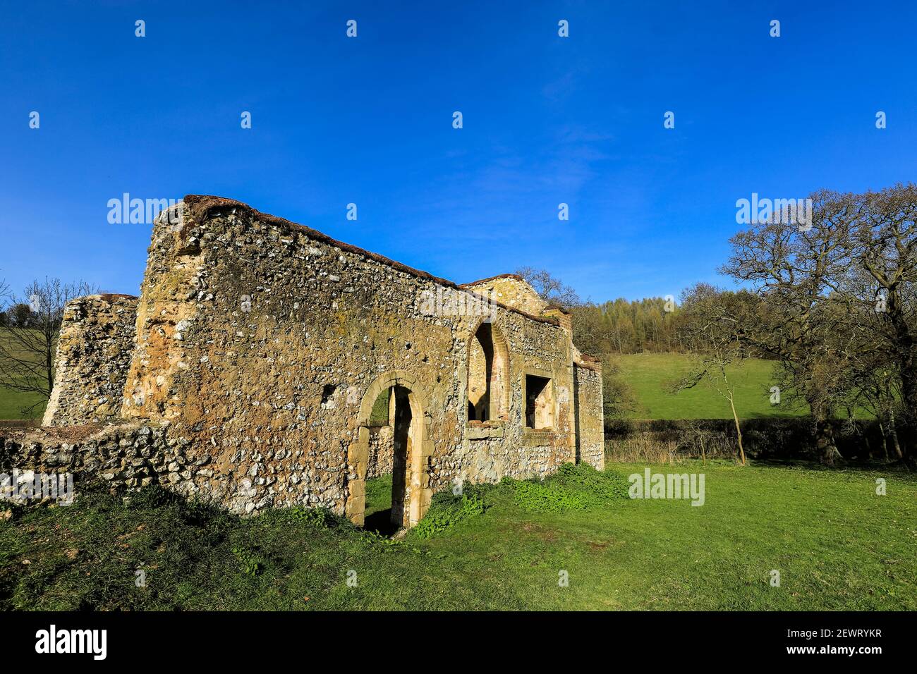 Ruine der St. James' Kirche in der Nähe von Bix, einst zentral zu Bix Brand, dem verlorenen mittelalterlichen Dorf, Bix, Henley-on-Thames, Oxfordshire, England, Vereinigtes Königreich Stockfoto