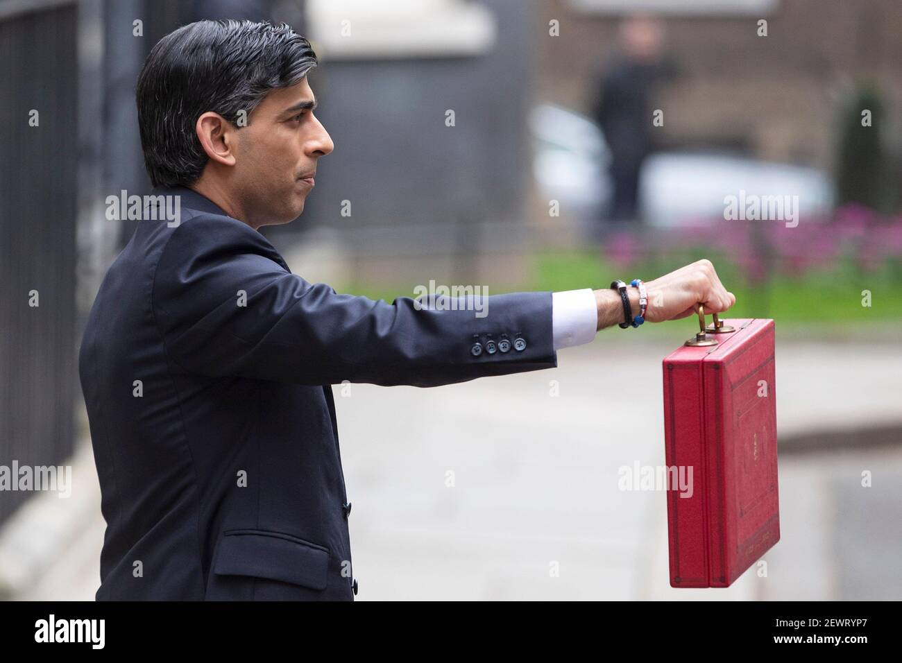 Kanzler Rishi Sunak hält die rote Aktentasche vor No11 Downing Street vor dem Verlassen für das Parlament in Central London auf Die 3rd vom März 2021 Stockfoto