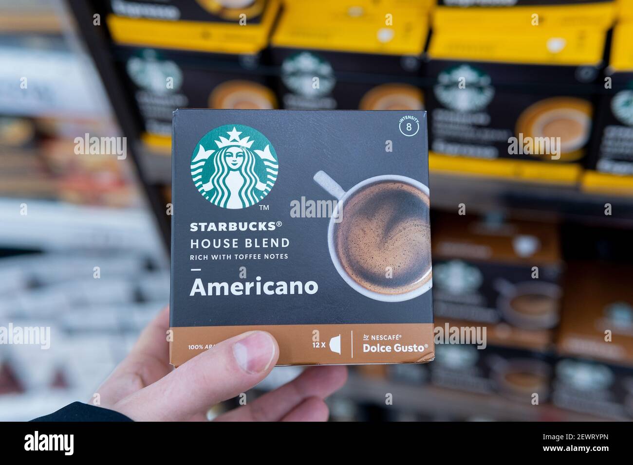 Tjumen, Russland-Februar 26, 2020: Starbucks Kaffeekapseln. Selektive Fokus Logo Stockfoto