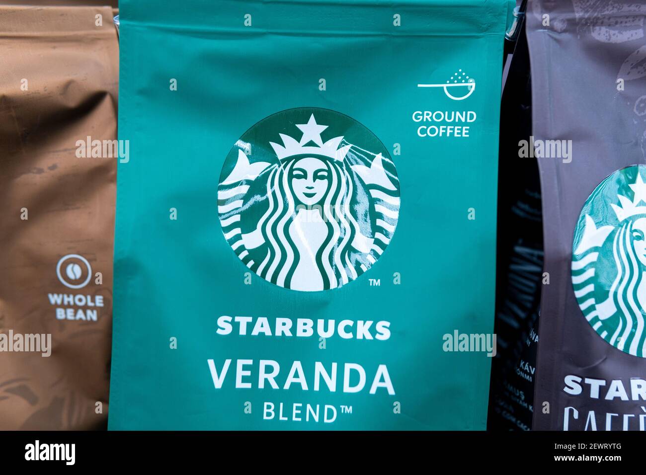 Tjumen, Russland-Februar 26, 2020: Starbucks Kaffeekapseln. Selektive Fokus Logo Stockfoto