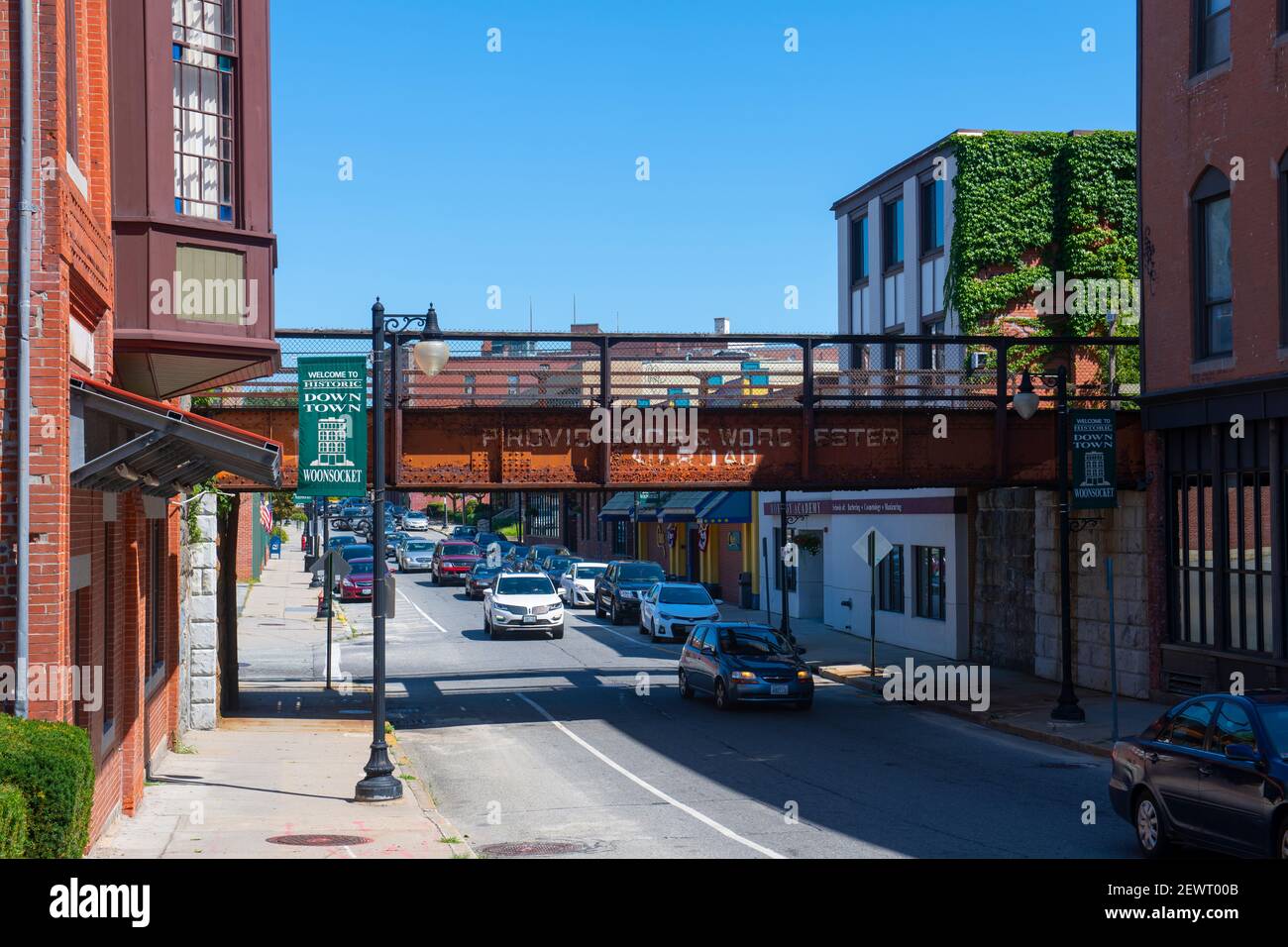 Historisches Gebäude und Eisenbahnbrücke auf der Clinton Street neben dem Woonsocket Bahnhof in Main Street Historic District in der Innenstadt von Woonsocket, Rhod Stockfoto