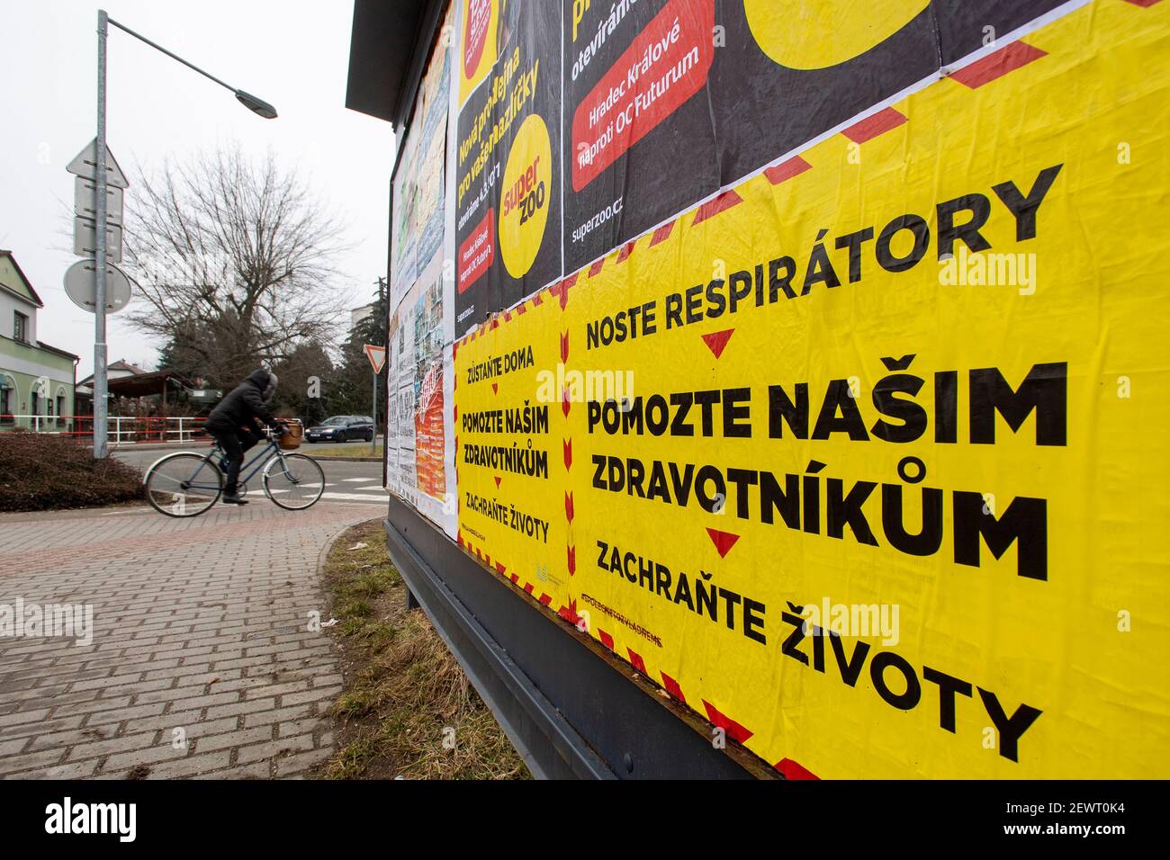 Hradec Kralove, Tschechische Republik. März 2021, 03rd. Plakate, die am 3. März 2021 in Hradec Kralove, Tschechische Republik, um Hilfe für Sanitäter bitten. Das Innenministerium ließ am Wochenende in der Tschechischen Republik 10 000 Plakate kleben, die die Einhaltung der Maßnahmen gegen die Verbreitung von COVID-19 forderten. Kampagne mit dem zentralen Slogan Help Unsere Gesundheitsexperten wollen Menschen dazu aufrufen, Atemschutzmasken nach Möglichkeit draußen zu tragen und zu Hause zu bleiben. Das Ministerium wurde von einer ähnlichen grafischen Kampagne aus Großbritannien inspiriert. Kredit: David Tanecek/CTK Foto/Alamy Live Nachrichten Stockfoto