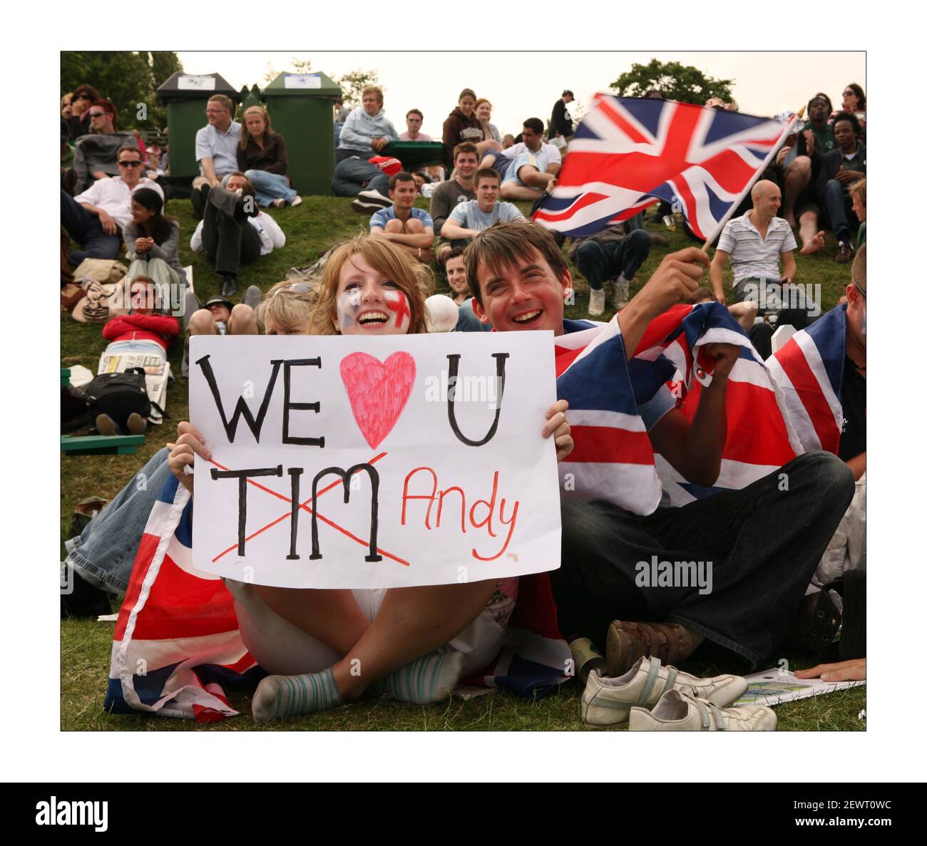 Die Croud auf Murray Mound sehen Andy Murray beim Spielen an Das große TV-Foto von David Sandison The Independent Stockfoto