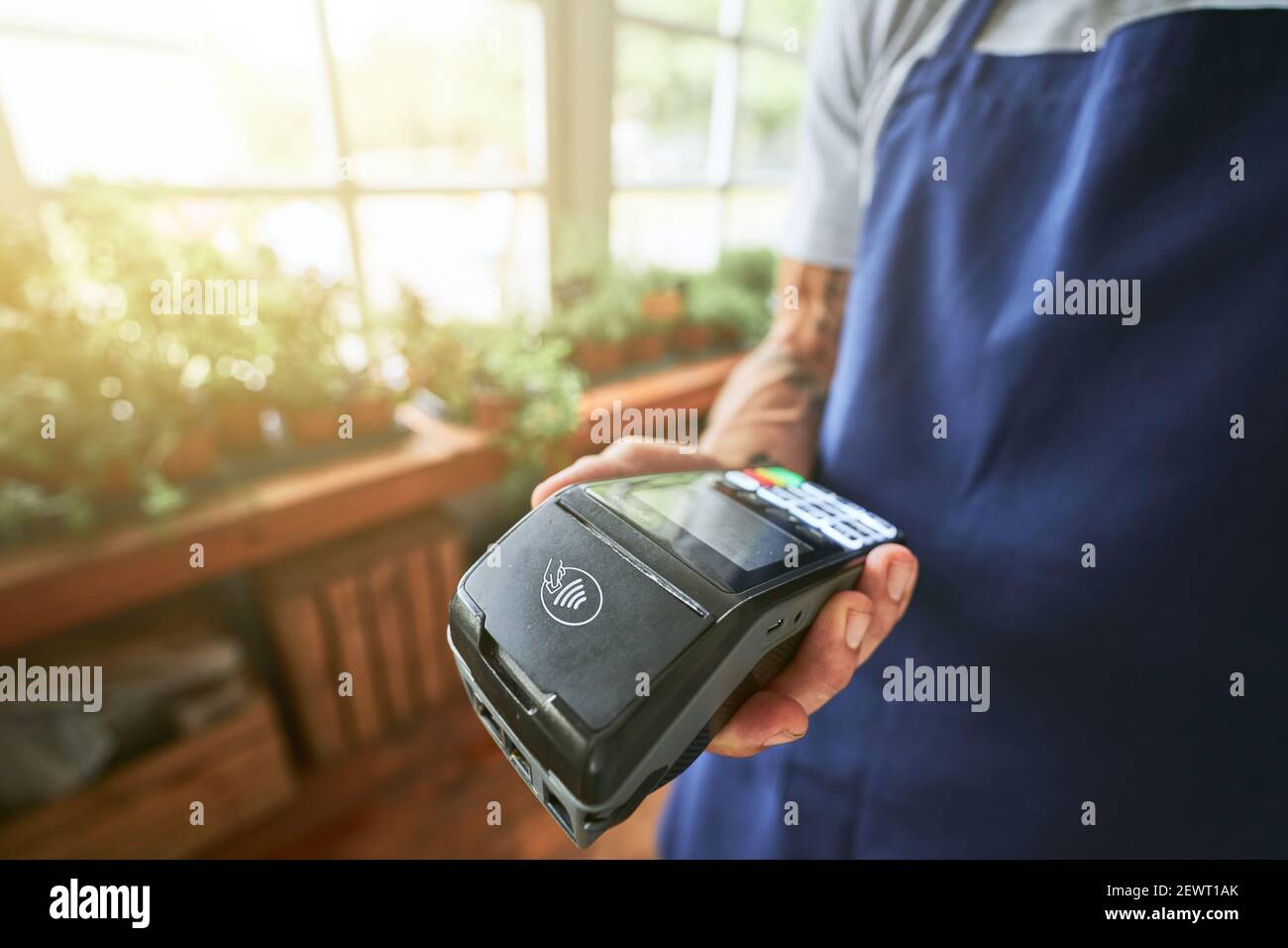 Bankterminal in männlicher Verkäuferhand Stockfoto