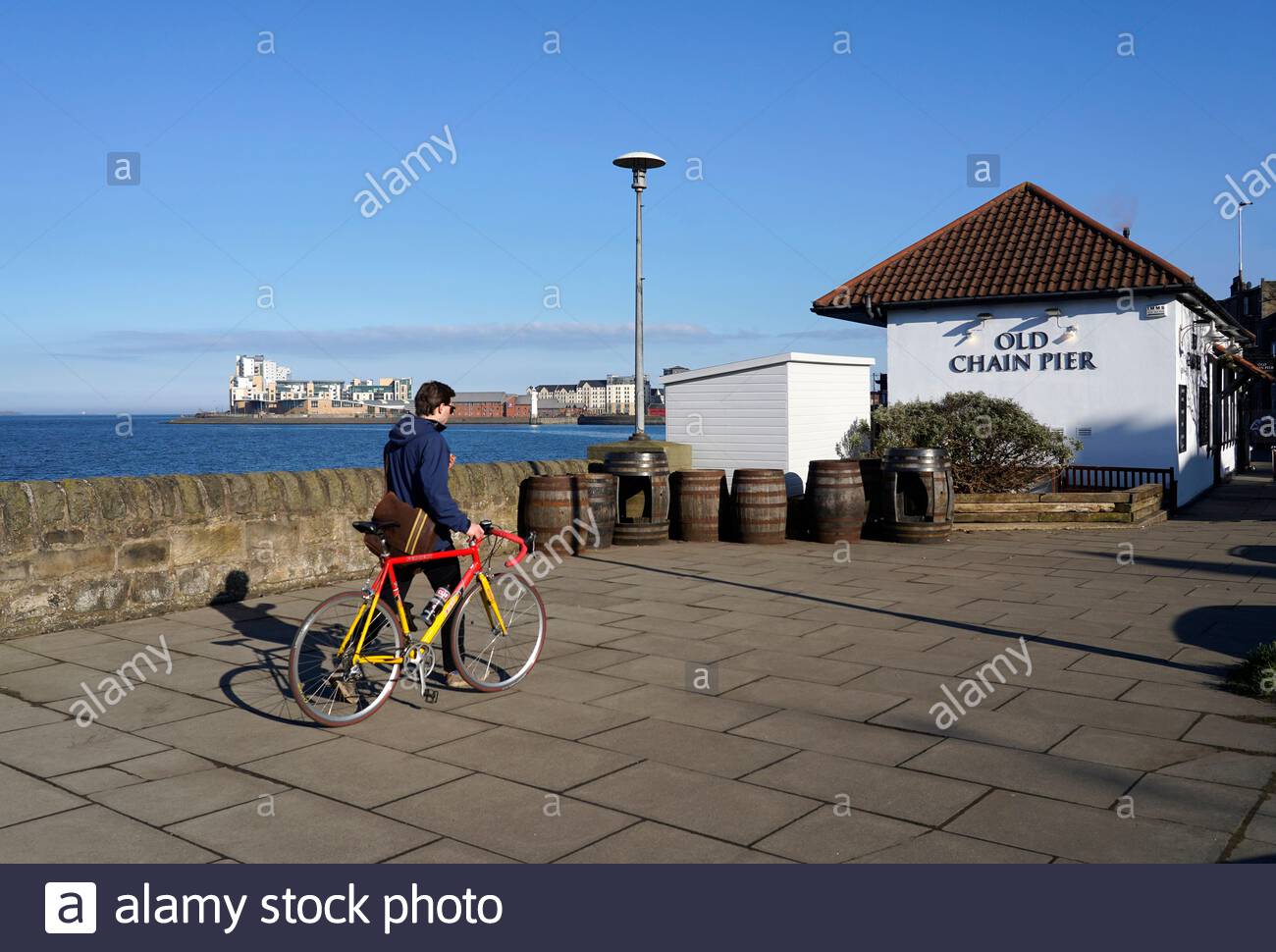 Old Chain Pier, Newhaven, Edinburgh, Schottland, Blick auf die moderne Entwicklung in Leith. Stockfoto