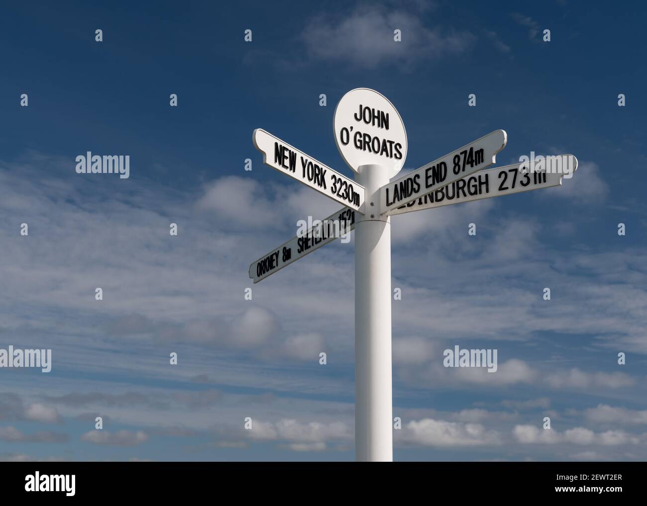 Das neue John O' Groats Straßenschild an einem sonnigen Tag gegen einen blauen Himmel, Schottland, Großbritannien. Stockfoto
