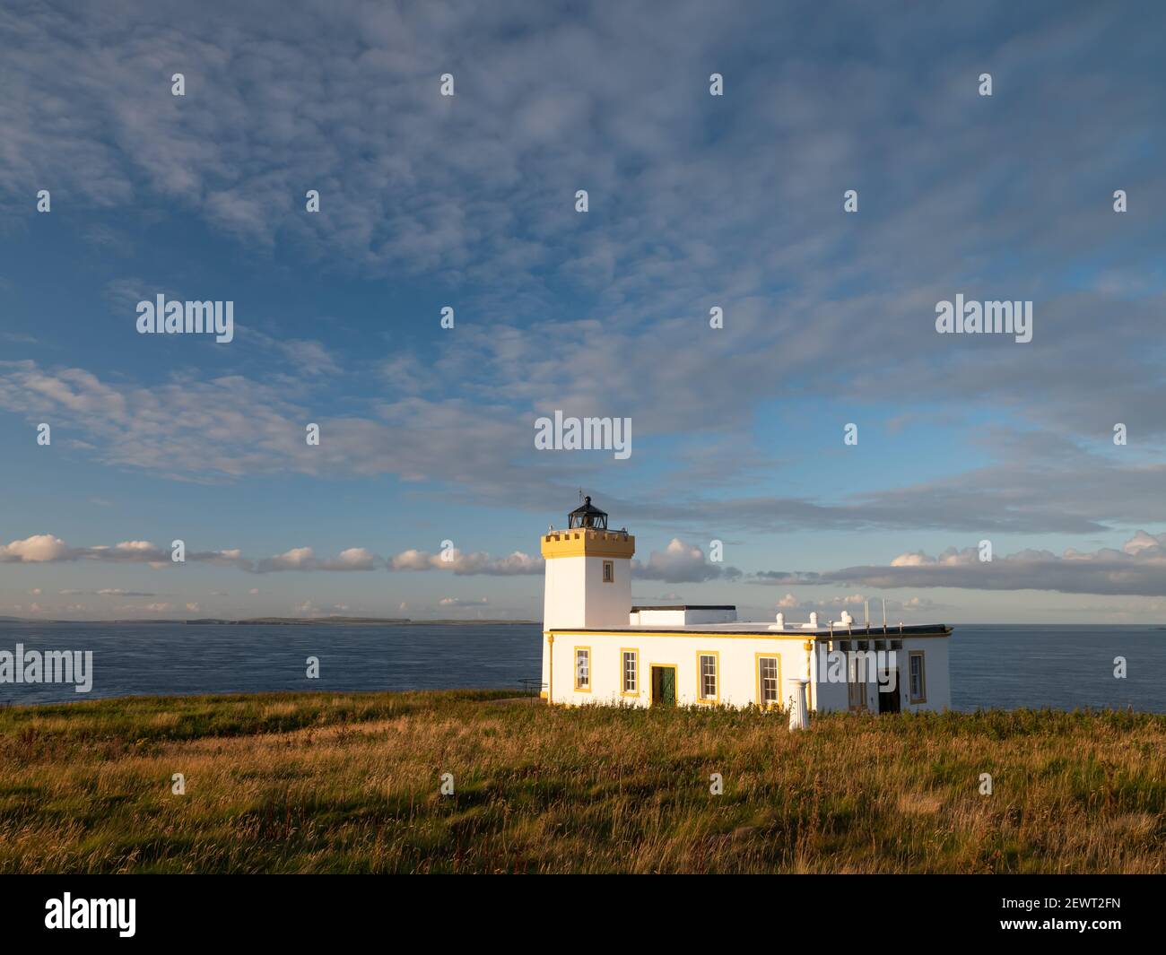 Leuchtturm Duncansby Head an einem sonnigen Tag, in der Nähe von John O' Groats, Schottland, Großbritannien Stockfoto