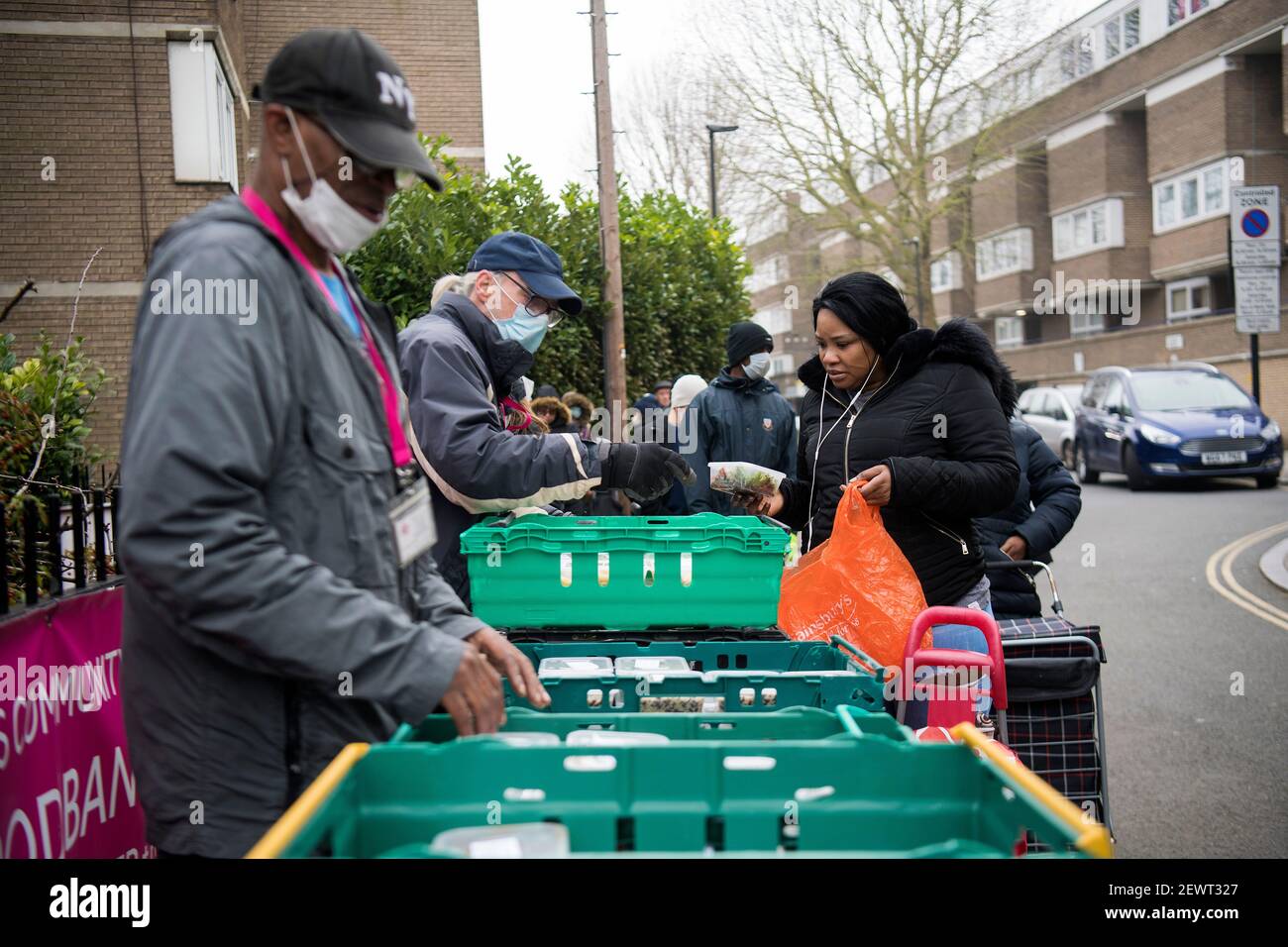 In der Ringcross Foodbank im Norden Londons, wo Wildwildwild, das normalerweise in einige der besten Restaurants des Landes gegangen wäre, verteilt wird, stehen die Leute Schlange. Die Hirschpopulation ist während der Aussperrung auf über 2 Millionen gestiegen, das höchste Niveau seit über 1.000 Jahren, hauptsächlich aufgrund von Restaurantschließungen. Bilddatum: Mittwoch, 3. März 2021. Stockfoto