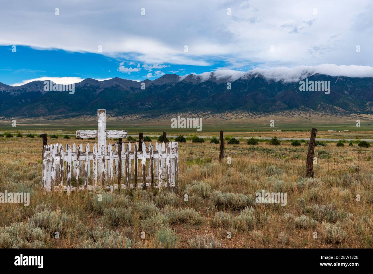 Blick auf einen Friedhof mit Bergen im Hintergrund, in der Nähe von Villa Grove, im Bundesstaat Colorado, USA Stockfoto