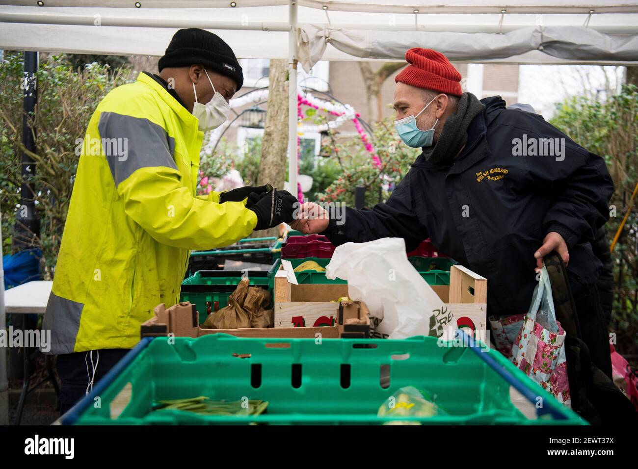 Die Menschen erhalten Nahrung von der Ringcross Foodbank im Norden Londons, wo Wildwild, das normalerweise in einige der besten Restaurants des Landes gegangen wäre, ausgeschüttet wird. Die Hirschpopulation ist während der Aussperrung auf über 2 Millionen gestiegen, das höchste Niveau seit über 1.000 Jahren, hauptsächlich aufgrund von Restaurantschließungen. Bilddatum: Mittwoch, 3. März 2021. Stockfoto