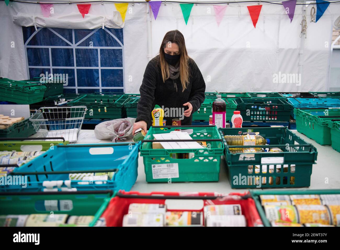 Ein Freiwilliger sortiert Essen in der Ringcross Foodbank im Norden Londons, wo Wildwild, das normalerweise in einige der besten Restaurants des Landes gegangen wäre, verteilt wird. Die Hirschpopulation ist während der Aussperrung auf über 2 Millionen gestiegen, das höchste Niveau seit über 1.000 Jahren, hauptsächlich aufgrund von Restaurantschließungen. Bilddatum: Mittwoch, 3. März 2021. Stockfoto