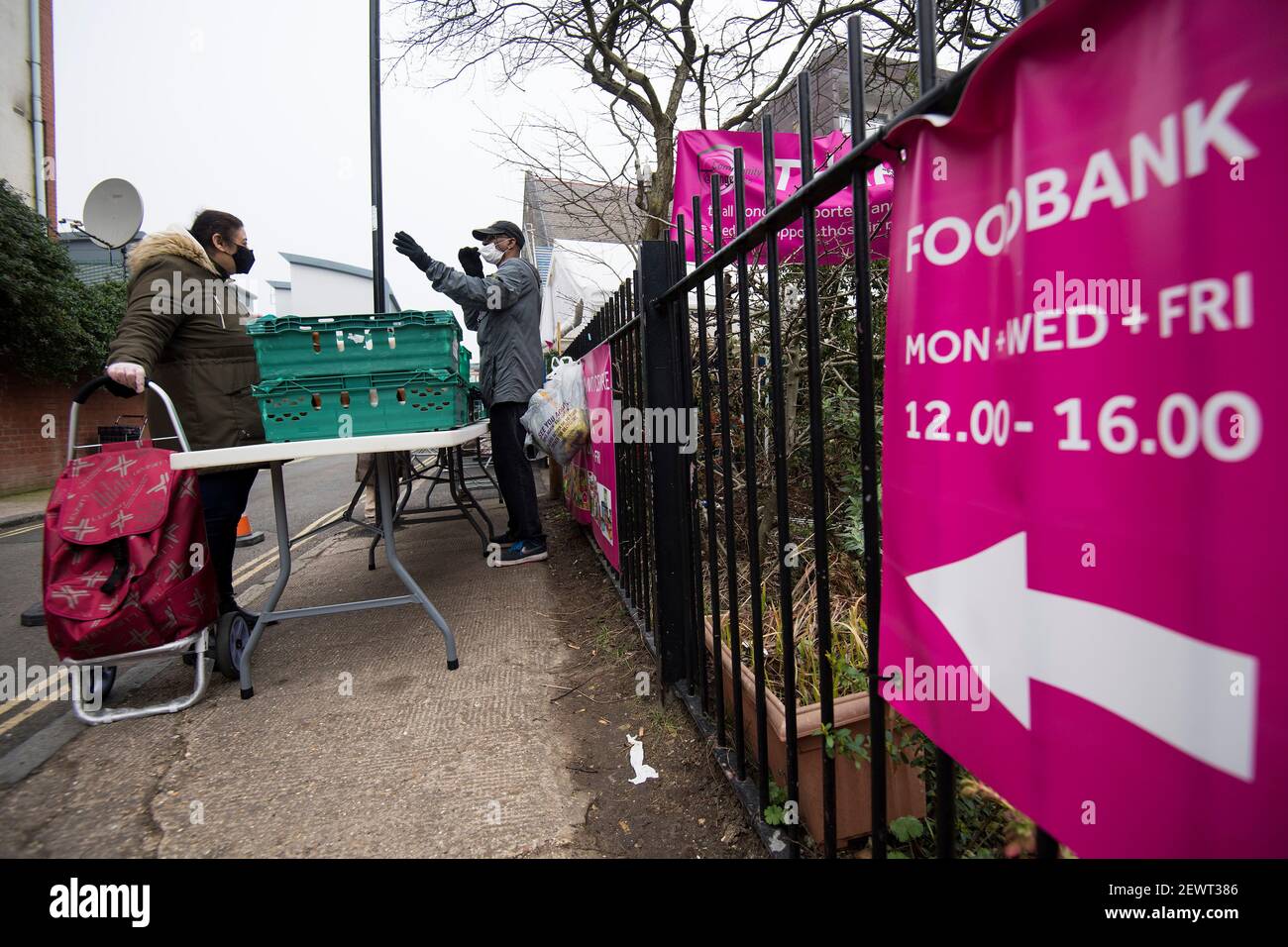 In der Ringcross Foodbank im Norden Londons, wo Wildwildwild, das normalerweise in einige der besten Restaurants des Landes gegangen wäre, verteilt wird, stehen die Leute Schlange. Die Hirschpopulation ist während der Aussperrung auf über 2 Millionen gestiegen, das höchste Niveau seit über 1.000 Jahren, hauptsächlich aufgrund von Restaurantschließungen. Bilddatum: Mittwoch, 3. März 2021. Stockfoto