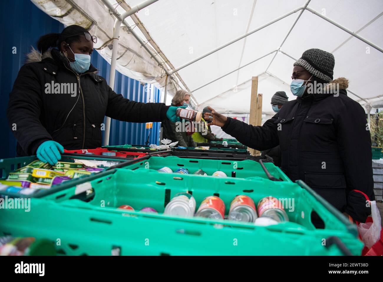 Die Menschen erhalten Nahrung von der Ringcross Foodbank im Norden Londons, wo Wildwild, das normalerweise in einige der besten Restaurants des Landes gegangen wäre, ausgeschüttet wird. Die Hirschpopulation ist während der Aussperrung auf über 2 Millionen gestiegen, das höchste Niveau seit über 1.000 Jahren, hauptsächlich aufgrund von Restaurantschließungen. Bilddatum: Mittwoch, 3. März 2021. Stockfoto