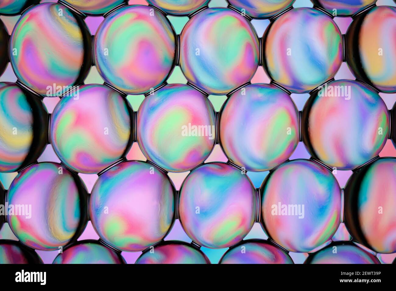 Eine Makroansicht einer Reihe von klaren Wasserorben oder Orbeez, die Farben reflektieren Stockfoto