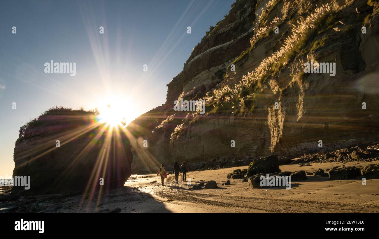 Wunderschöner Sonnenaufgang am Strand während einer Küstenwanderung, Kapkidnapper in Hawke´s Bay, Nordinsel in Neuseeland Stockfoto