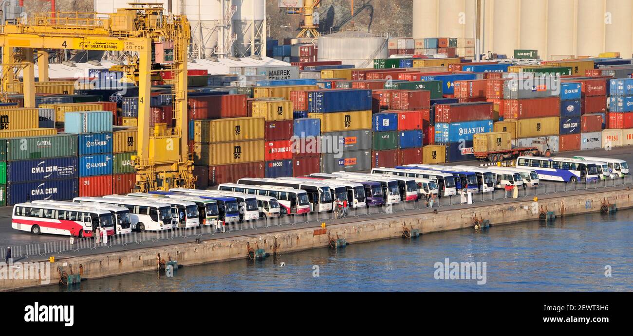 Ausflugsbusse warten auf Kreuzfahrtschiffpassagiere in kommerziellen Schiffscontainern Am Port Sultan Qaboos Muttrah Muscat Oman im Golf von Oman Naher Osten Stockfoto