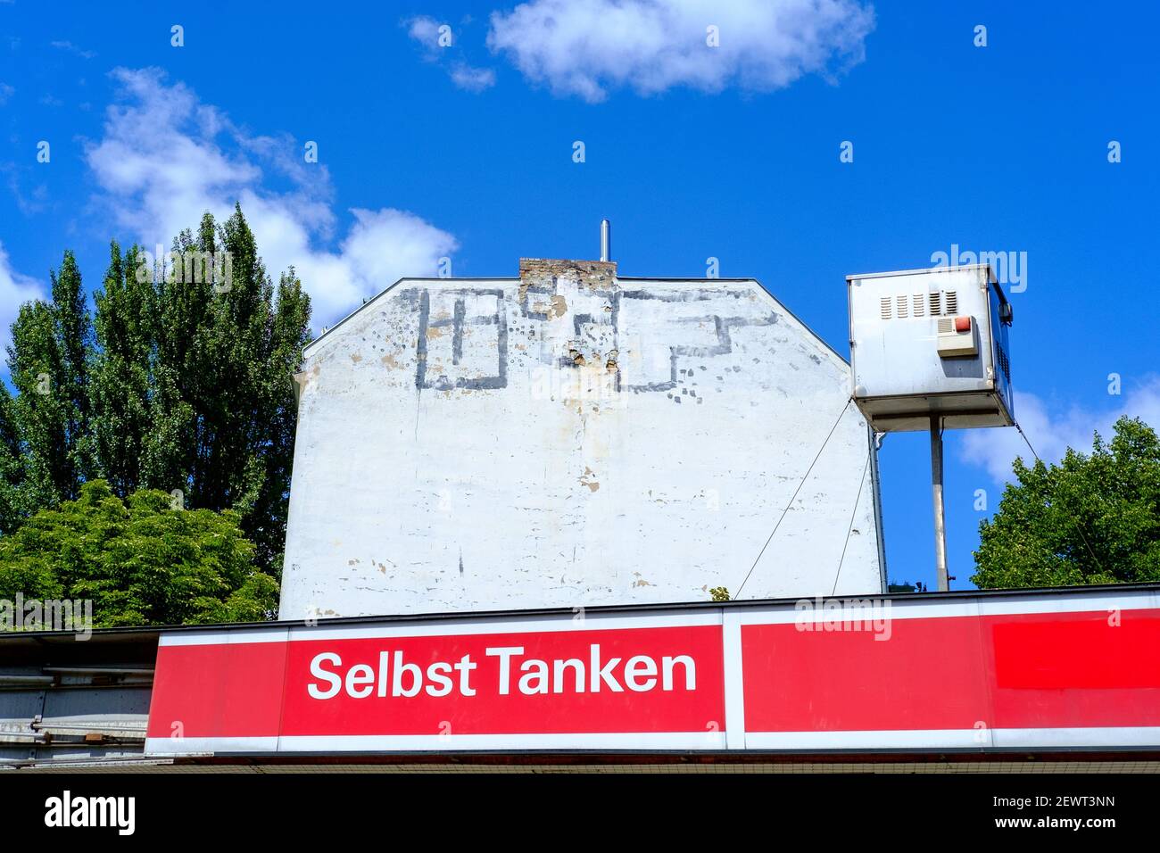 Beschilderung an der verlassenen Esso-Tankstelle am Hermannplatz in Berlin-Neukölln in Berlin, Deutschland im Juli 2018. Stockfoto