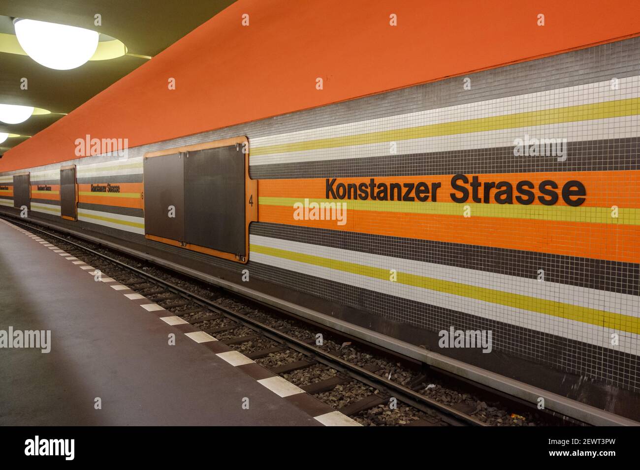 U-Bahn-Station U Konstanzer Straße im Berliner Stadtteil Wilmersdorf im April 2019. Stockfoto