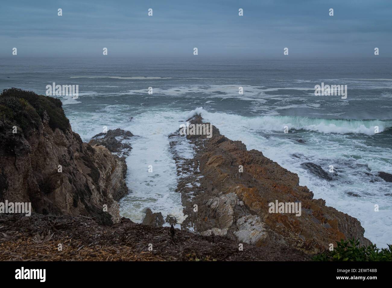 Wellen krachen auf Felsen in Montana de Oro, Kalifornien Stockfoto