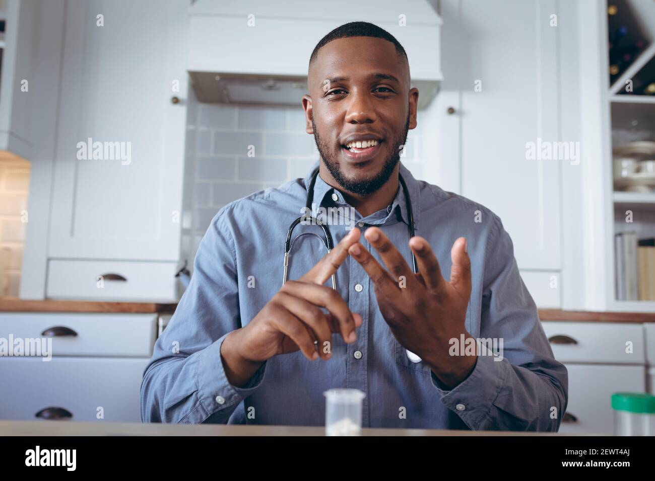 afroamerikanischer männlicher Arzt mit einem Video-Chat Stockfoto
