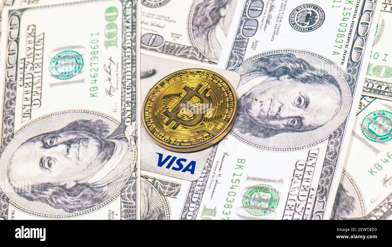 SLOWENIEN, LJUBLJANA - 2. März 2021: Bitcoin-Münze und Visa-Kreditkarte auf  Dollarscheinen Stockfotografie - Alamy
