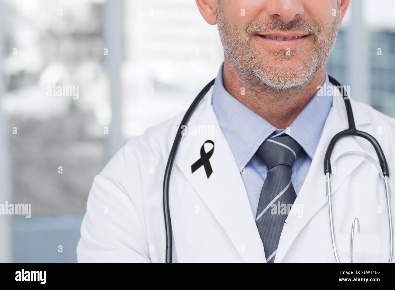 Mittelteil des männlichen Arztes mit schwarzem Band auf Robe im Krankenhaus Stockfoto