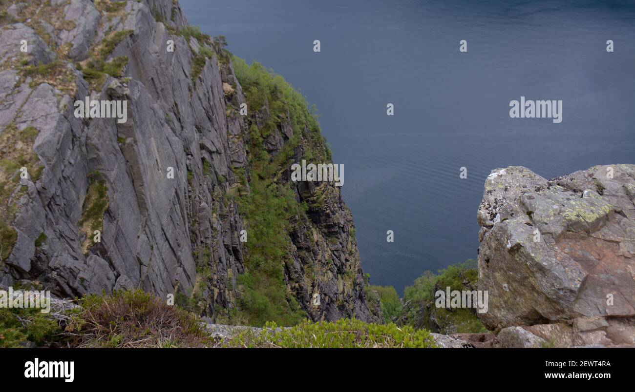 Blick in den Fjord unten, vom Rand der Klippe am Preikestolen in Stavanger, Norwegen. Stockfoto