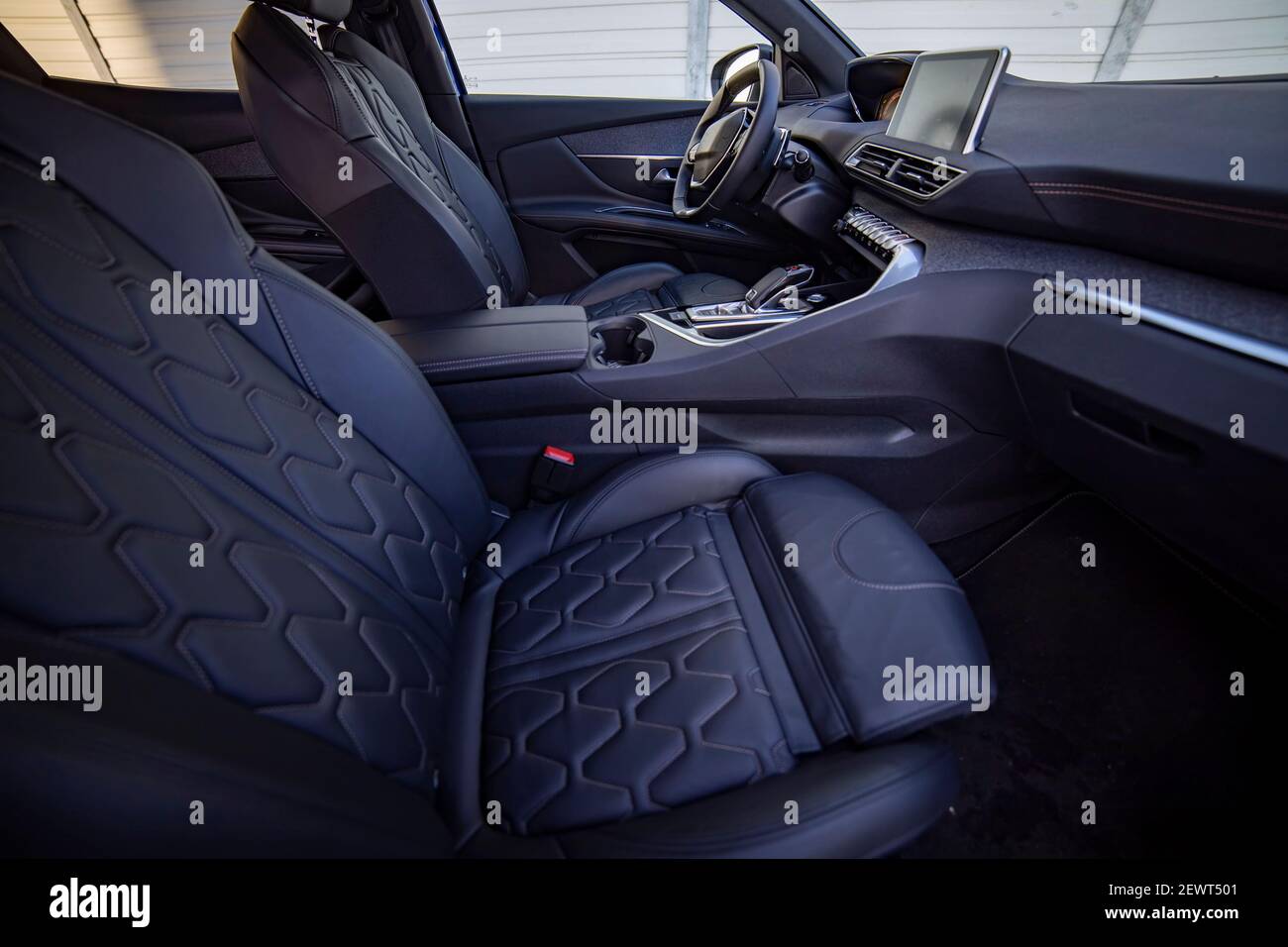 Leere moderne Auto Innenraum Vordersitz schwarz Farbe Stockfoto