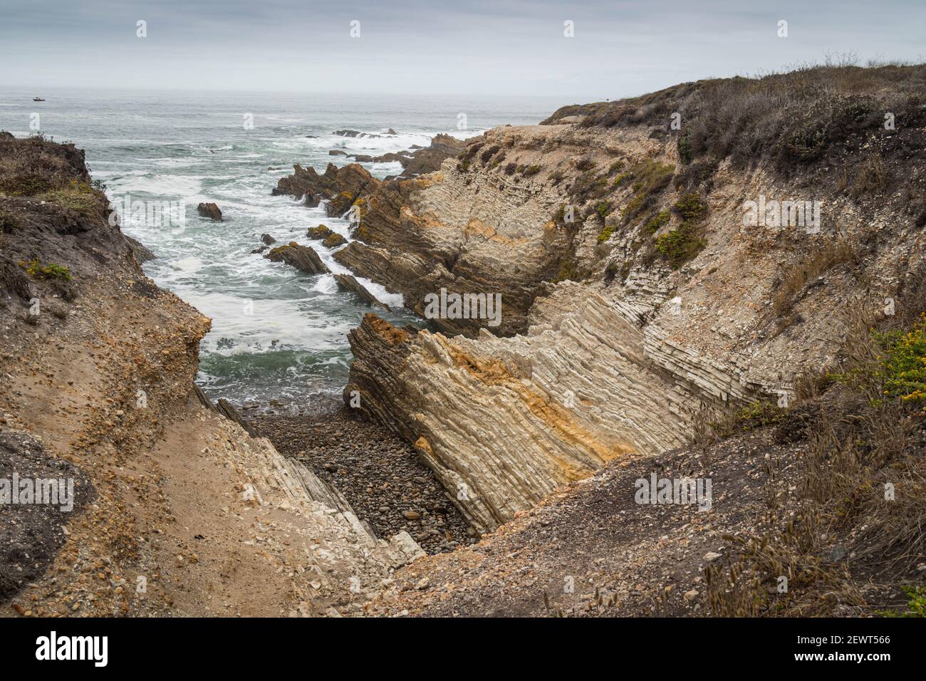 Felsen und Wellen in Montana de Oro, Kalifornien Stockfoto