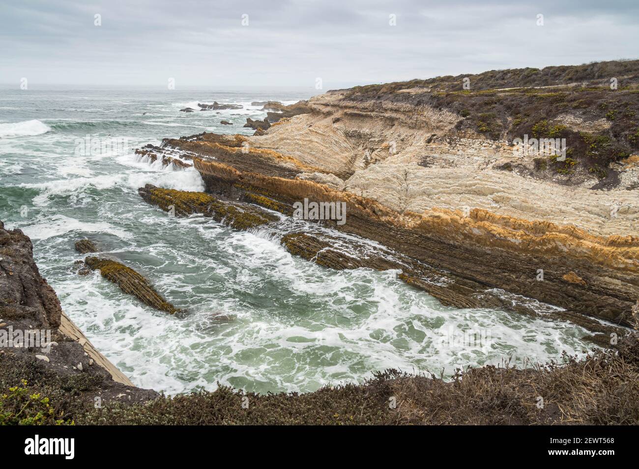 Felsen und Wellen in Montana de Oro, Kalifornien Stockfoto