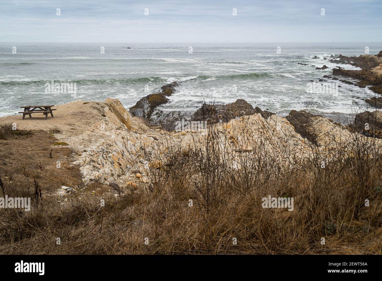 Felsen und Wellen in Montana de Oro, Kalifornien Stockfoto