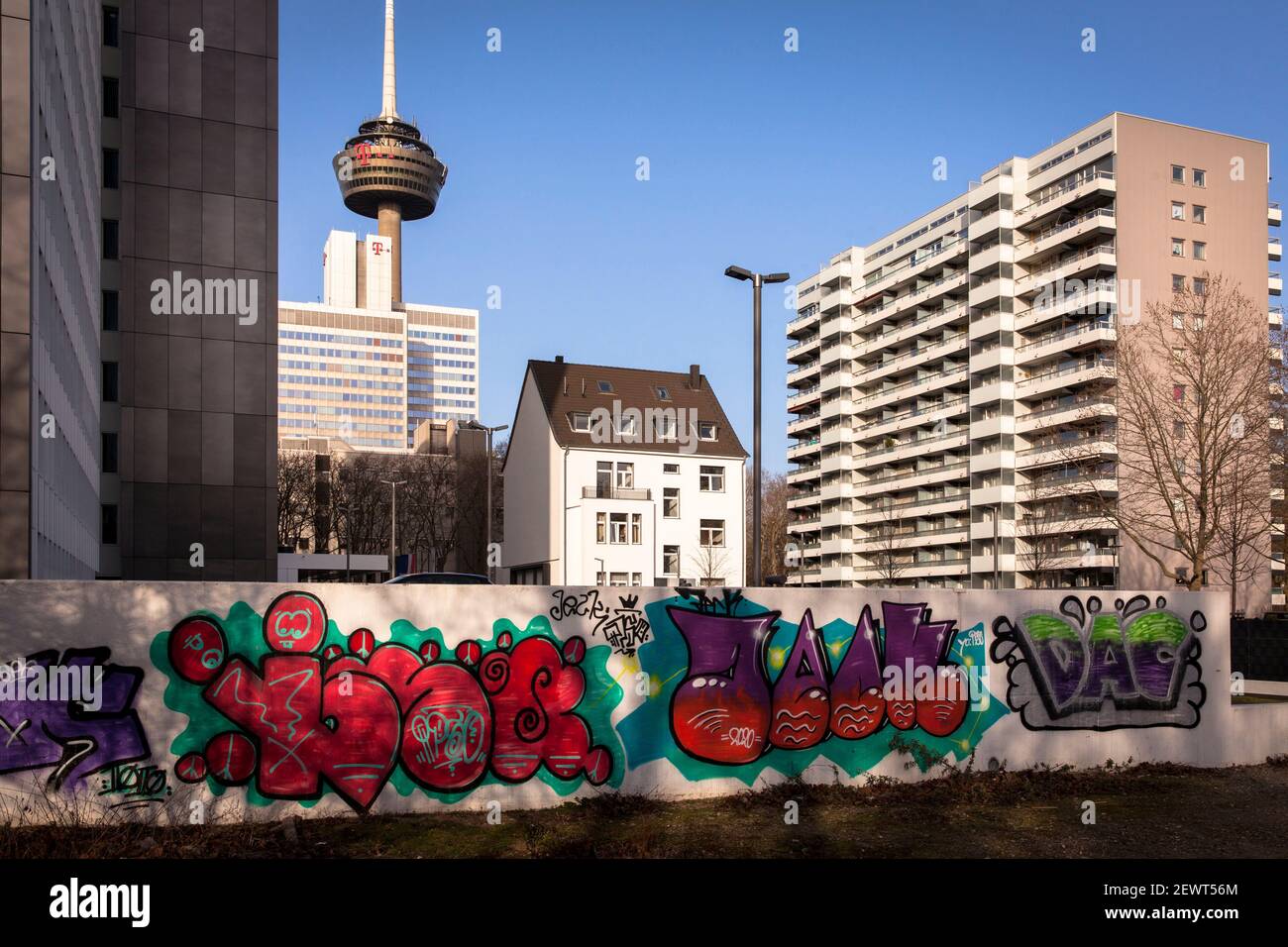 Wohngebäude zwischen Büroturm und Hochhaus in der Venloer Straße, Colonius Fernsehturm, Wand mit Graffiti, Köln, Deutschland. Stockfoto