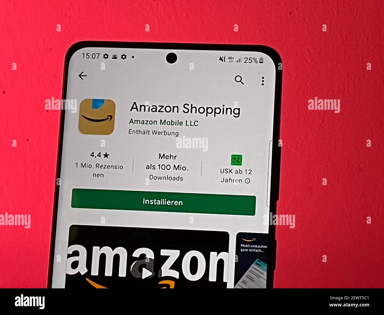 Berlin, Deutschland. März 2021, 03rd. Die Amazon Shopping-App im Google Play Store auf einem Android-Smartphone mit dem neuen App-Logo. Amazon hatte das neue Symbol seiner Smartphone-App angepasst, nachdem sich einige Nutzer im Netz an einen Hitler-Schnurrbart erinnert fühlten. Quelle: Christoph Dernbach/dpa/Alamy Live News Stockfoto