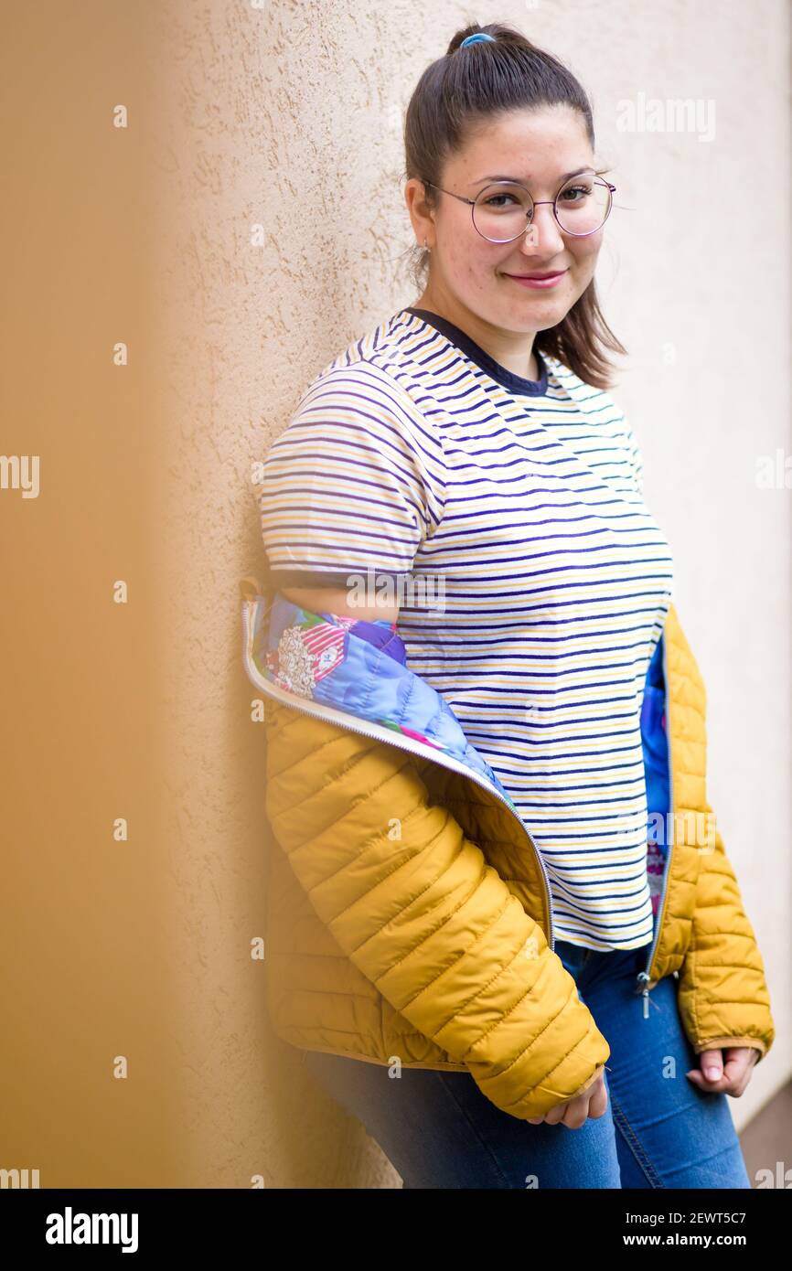 Portrait eines jungen molligen Mädchens in Winterkleidung Stockfoto