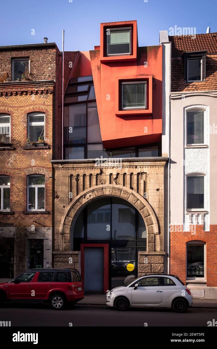 Das Gebäude legal / illegal, Altbau mit modernem Anbau an der Goltsteinstraße im Stadtteil Bayenthal, Köln, Deutschland. das Gebäude legal Stockfoto