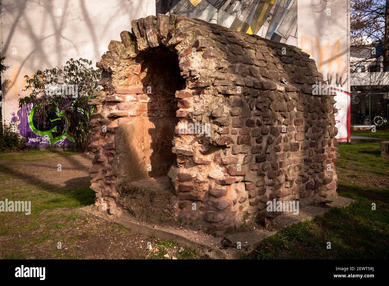 Relikt der römischen Wasserleitung an der Zuelpicher Straße, Köln, Deutschland. Rest der Römischen Wasserleitung an derZuelpicher Straße, Köln, Stockfoto