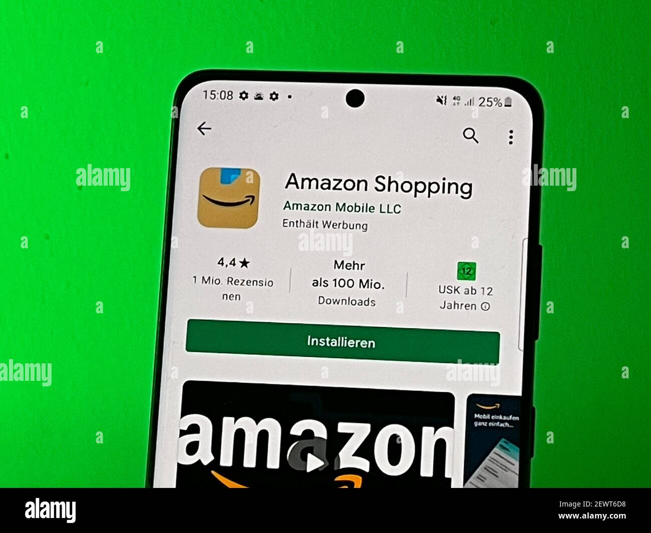 Berlin, Deutschland. März 2021, 03rd. Die Amazon Shopping-App im Google  Play Store auf einem Android-Smartphone mit dem neuen App-Logo. Amazon  hatte das neue Symbol seiner Smartphone-App angepasst, nachdem sich einige  Nutzer im