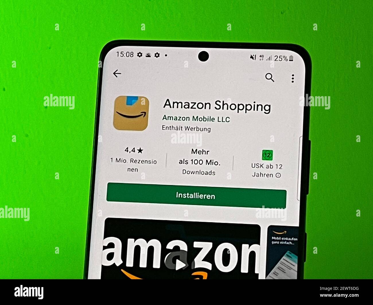 Berlin, Deutschland. März 2021, 03rd. Die Amazon Shopping-App im Google  Play Store auf einem Android-Smartphone mit dem neuen App-Logo. Amazon  hatte das neue Symbol seiner Smartphone-App angepasst, nachdem sich einige  Nutzer im