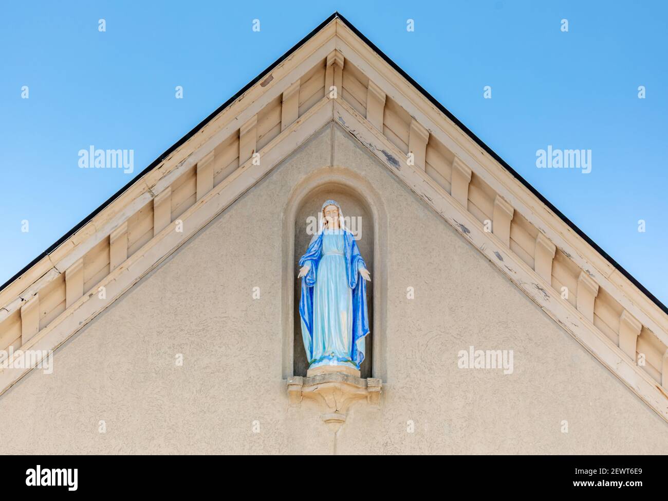 Detailbild der Jungfrau Maria in einer Nische an der Immaculate Conception Roman Catholic Church in West Hampton, NY Stockfoto