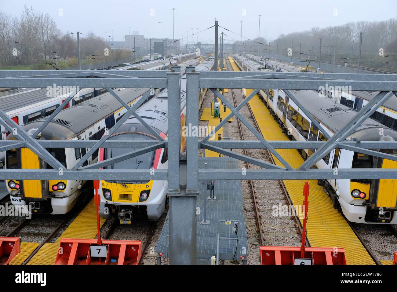 LONDON - 3rd. MÄRZ 2021: Greater Anglia Züge im Orient Way Carriage Nebengebäude in Leyton, East London. Stockfoto