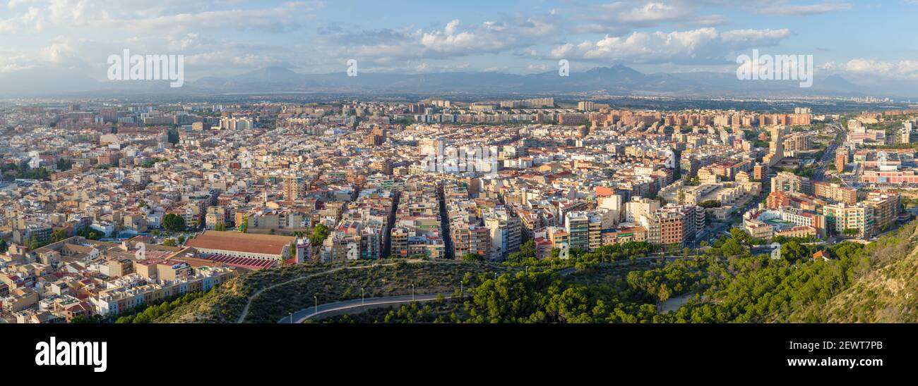 Luftaufnahme über Alicante Stadt von Santa Barbara Burg auf dem Berg Benacantil, Spanien. Stockfoto