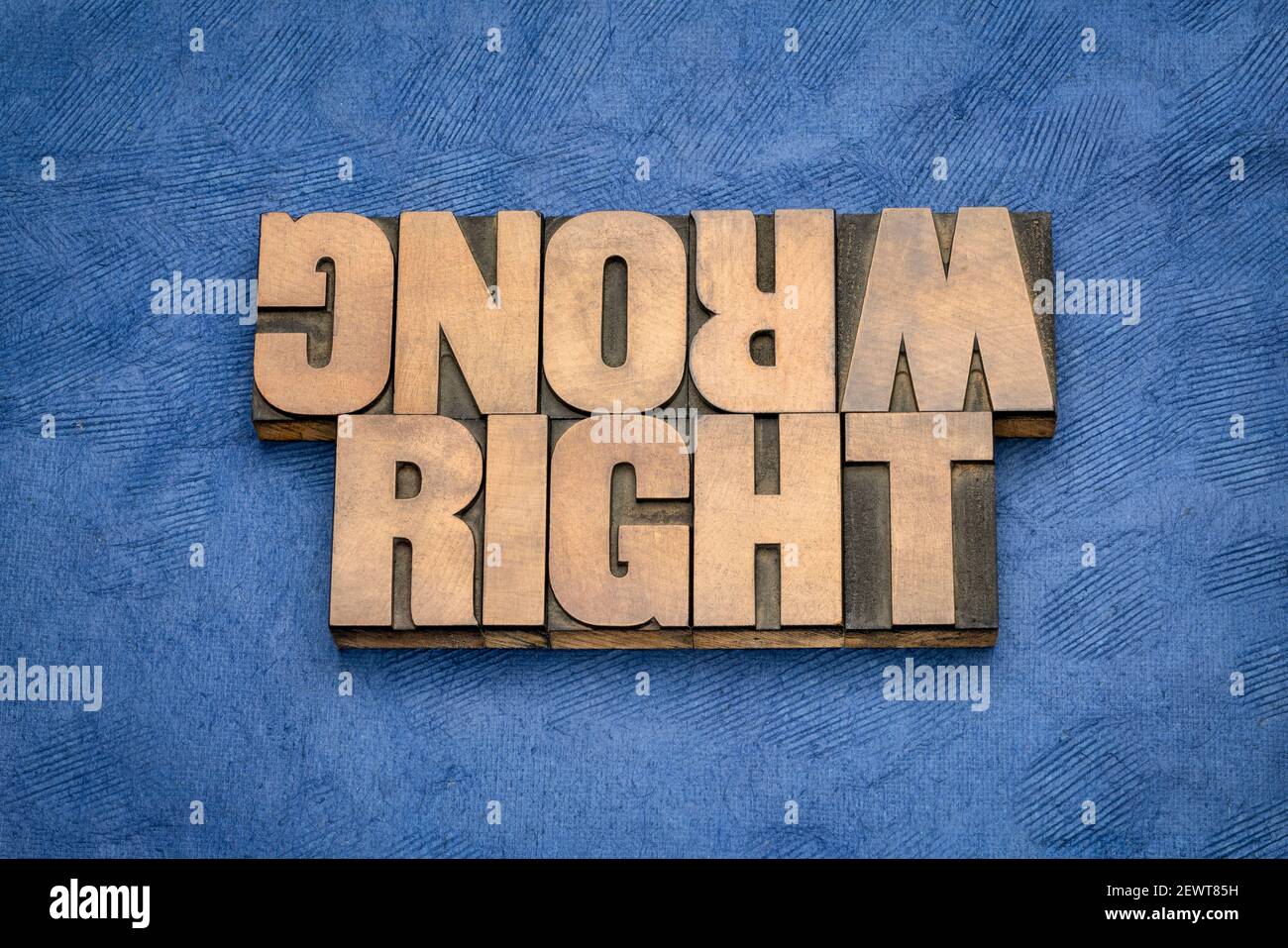 Richtige oder falsche ethische Wahl Dilemma - iword abstrakt in vintage Holz Buchdruck Blöcke, Ethik Konzept Stockfoto