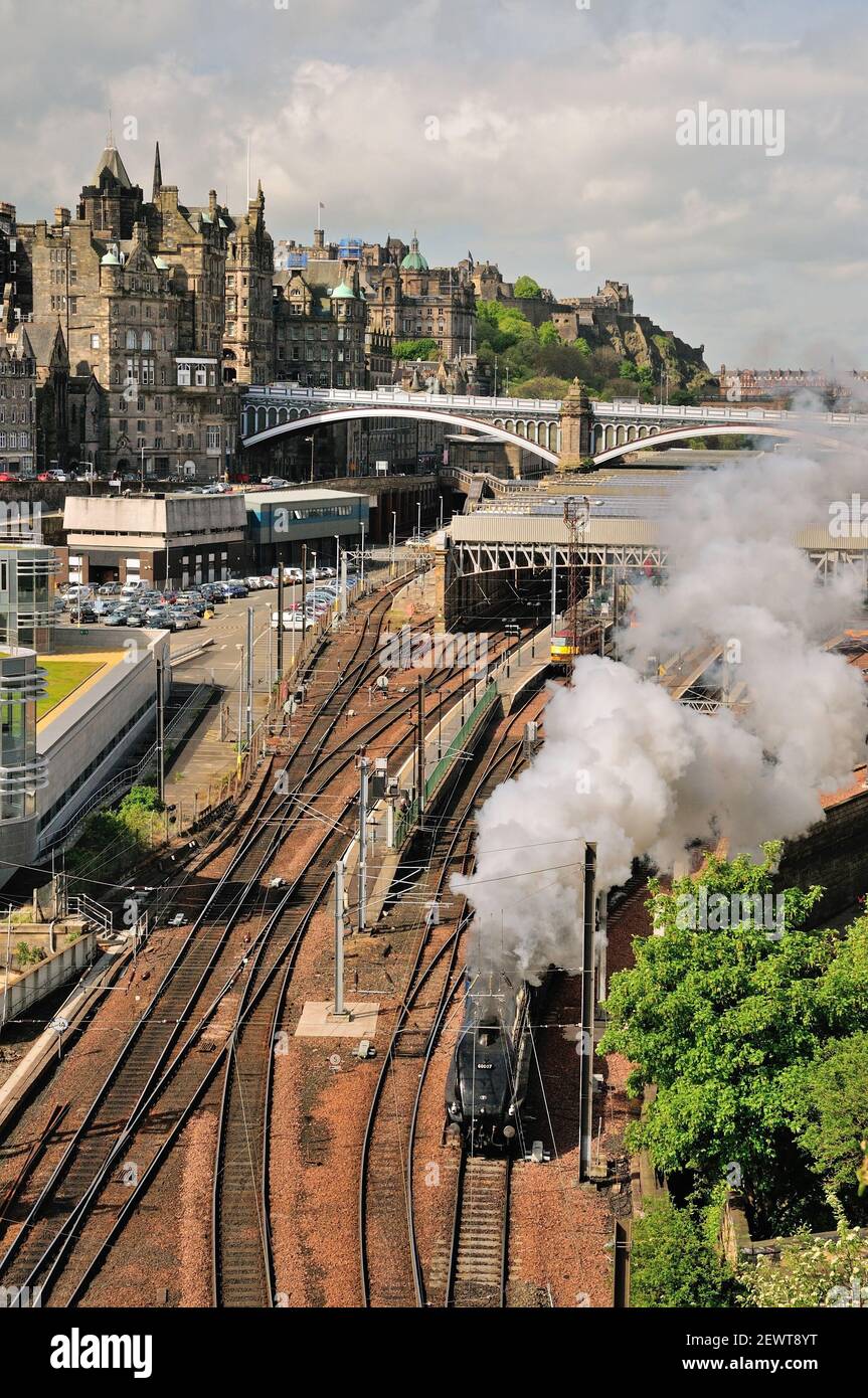 Class A4 Pacific No 60007 Sir Nigel Gresley verlässt den Bahnhof Edinburgh Waverley mit einer Bahntour nach Dundee, von oben gesehen vom Calton-Tunnel. 17.05.2009. Stockfoto