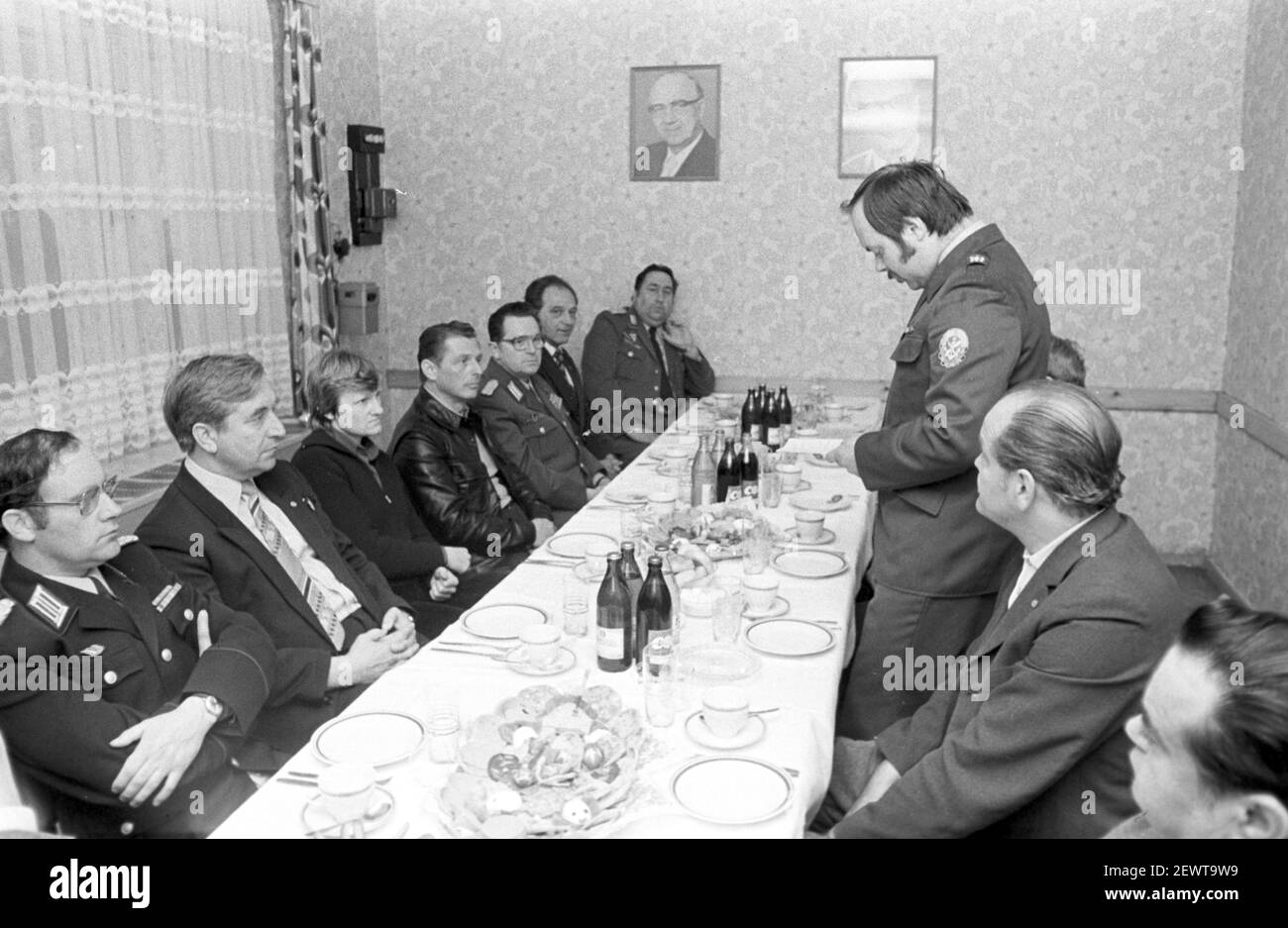 30. November 1981, Sachsen, Delitzsch: Bericht an die SED-Beamten. Unter der Schirmherrschaft des GST finden, wie hier 1982 in Delitzsch, Bezirksmilitärparaden statt. Genaues Aufnahmedatum nicht bekannt. Foto: Volkmar Heinz/dpa-Zentralbild/ZB Stockfoto