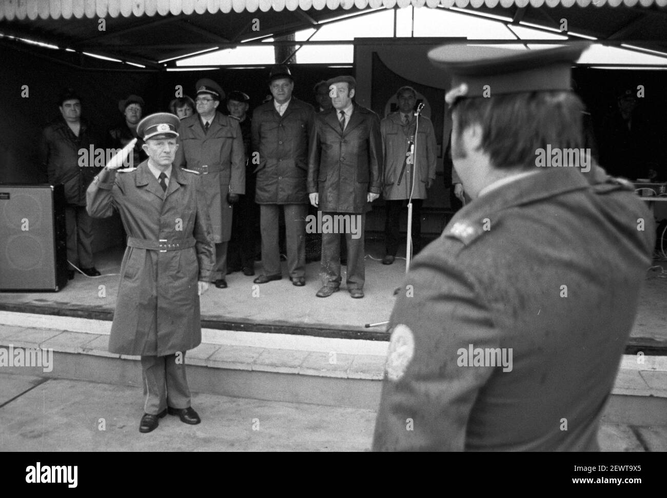 30. November 1981, Sachsen, Delitzsch: Botschaft und Ausgabe der Tagesordnung. Kreiswehrspartakiaden finden, wie hier 1982 in Delitzsch, unter der Leitung des GST statt. Genaues Aufnahmedatum unbekannt Foto: Volkmar Heinz/dpa-Zentralbild/ZB Stockfoto