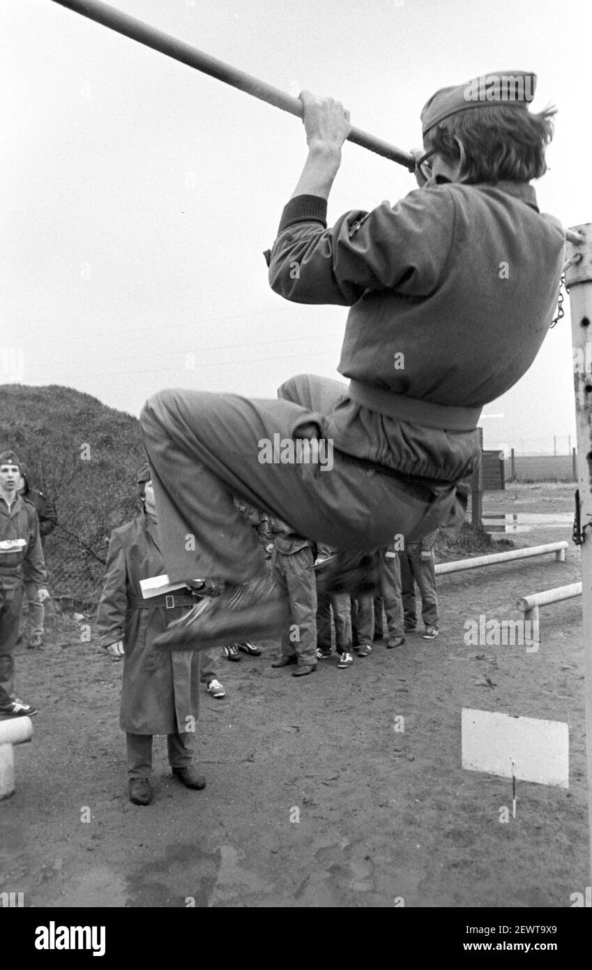 30. November 1981, Sachsen, Delitzsch: Pull-ups in Uniform. Unter der Schirmherrschaft des GST finden, wie hier 1982 in Delitzsch, Bezirksmilitärparaden statt. Genaues Aufnahmedatum nicht bekannt. Foto: Volkmar Heinz/dpa-Zentralbild/ZB Stockfoto